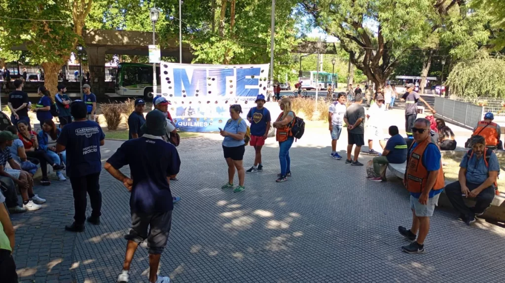 El MTE de Quilmes se movilizó al Concejo Deliberante para exigir una reunión con el Ejecutivo antes de la votación de la ordenanza que busca "regular" la actividad de los trapitos y cuidacoches.