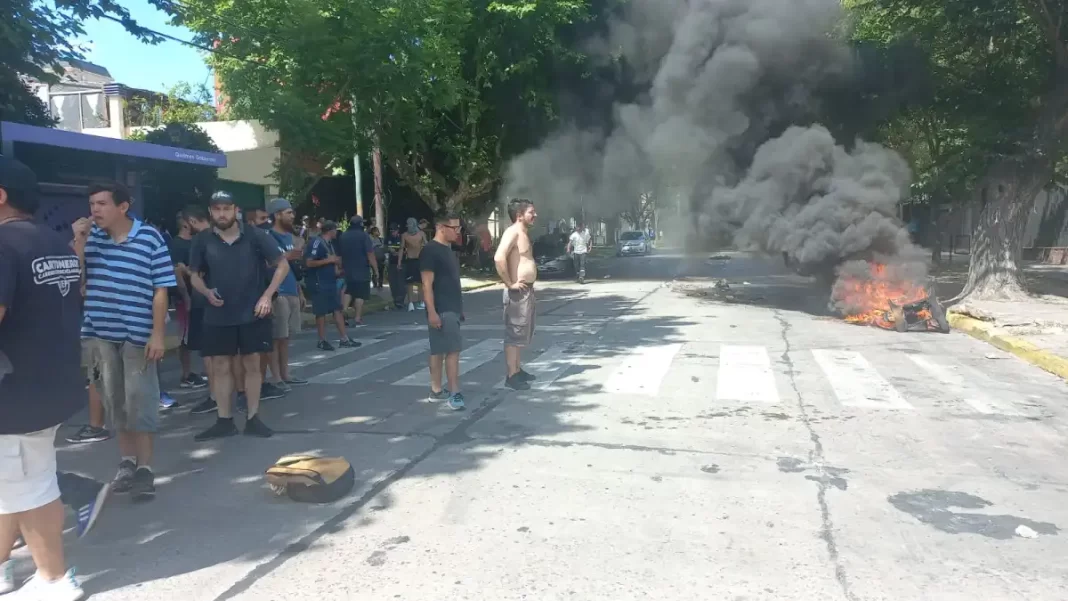 Un puñado de organizaciones y punteros referenciados con Juan Grabois denunciaron al Ejecutivo de Quilmes por una ordenanza que busca regular los trapitos.