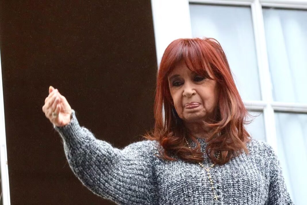 Cristina Kirchner permanece internada en el sanatorio Otamendi, tras una cirugía de apendicitis exitosa y evoluciona sin complicaciones.
