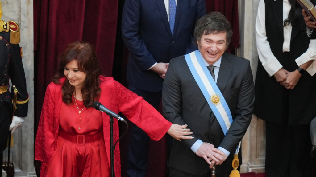 Javier Milei sorprendió al enviar un mensaje de pronta recuperación a la expresidenta Cristina Kirchner, luego de su cirugía de apendicitis.