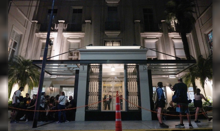 La expresidenta Cristina Kirchner seguirá internada en el sanatorio Otamendi, mientras su militancia mantiene la vigilia en las inmediaciones del centro de salud.