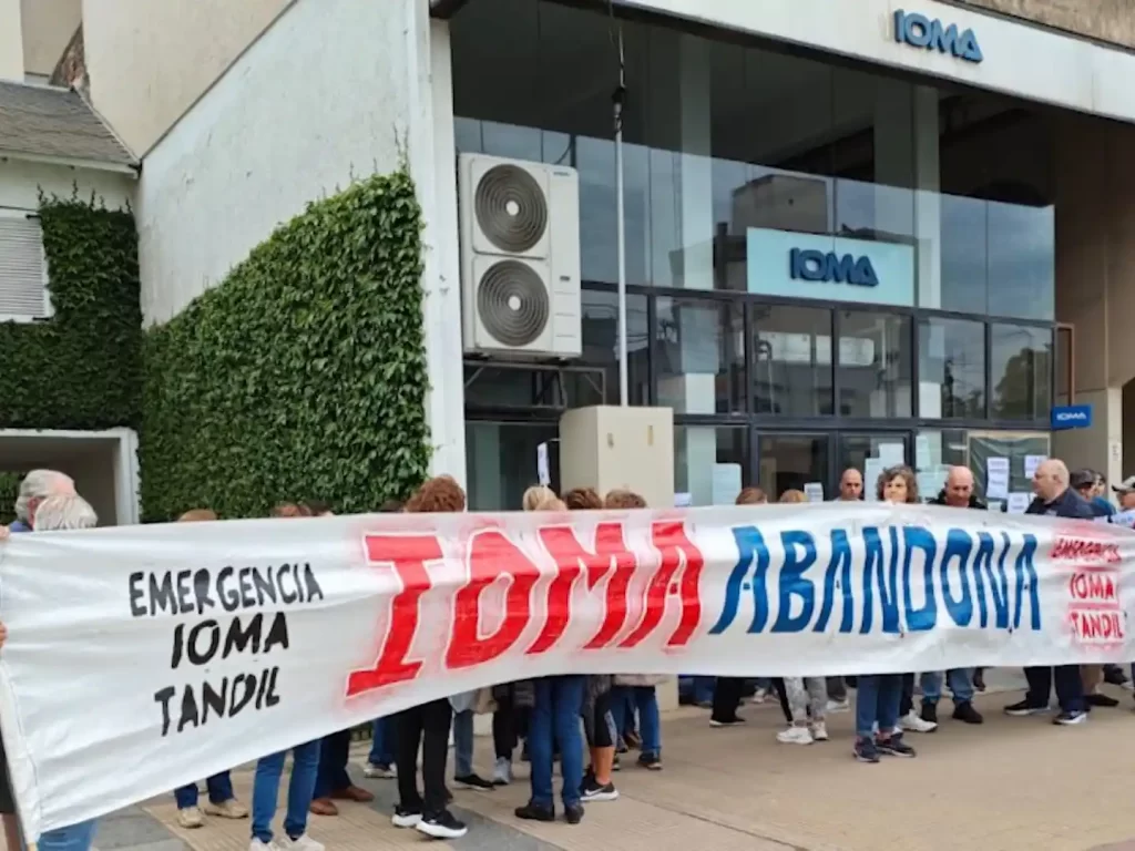 Afiliados del IOMA aprovecharán la llegada de Kicillof a Tandil para protestar contra la obra social provincial.
