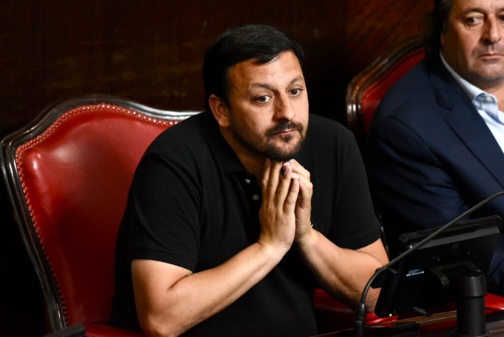 El senador camporista, Emmanuel González Santalla, cuestionó la "práctica extorsiva" efectuada por dirigentes de Juan Grabois.