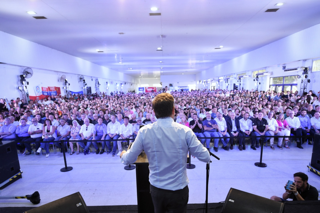 
Con cientos de dirigentes propios, Kicillof lanzó el Movimiento Derecho al Futuro a nivel nacional.