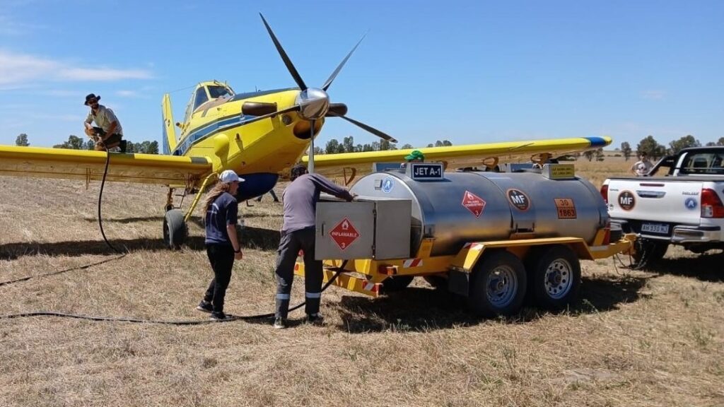 Desde la gestión municipal de Villarino, confirmaron la intervención del Gobierno provincial con aviones hidrantes para evitar que el incendio se traslade hacia áreas urbanas.