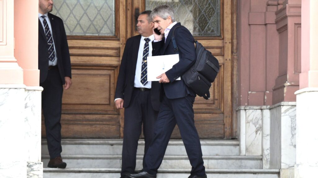 La nueva ley de Inocencia Fiscal que se debatirá este viernes en el Senado, forma parte de las iniciativas de Caputo, para alentar el uso de “dólares del colchón”.