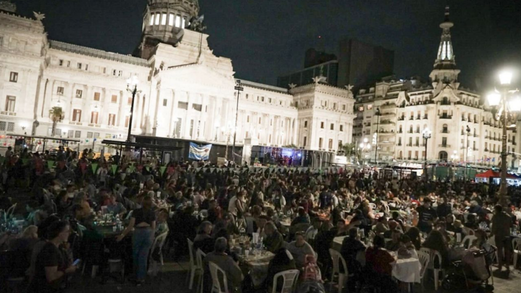 El Movimiento de Trabajadores Excluidos realizará esta noche una nueva edición de su mesa navideña solidaria en la Plaza de los Dos Congreso.