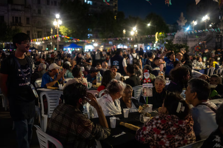 El Movimiento de Trabajadores Excluidos realizará esta noche una nueva edición de su mesa navideña solidaria en la Plaza de los Dos Congreso.