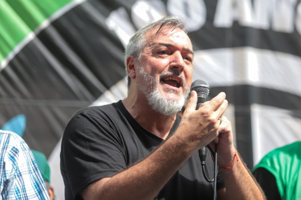 El secretario general de ATE, Rodolfo Aguiar, advirtió que el Gobierno de Javier Milei convocará a paritarias por un 2%. 
