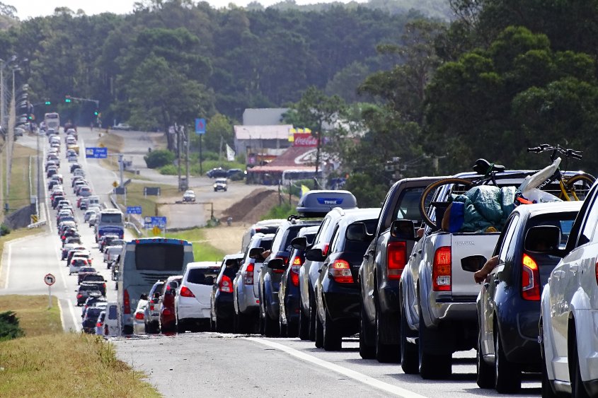 Más de 2.000 autos por hora circularon hacia Mar del Plata por Ruta 2 y Autovía 11, en el último fin de semana del 2025.