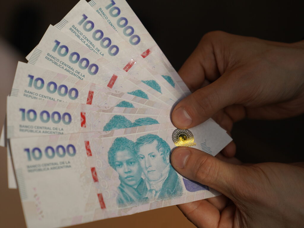 
La circulación de billetes de $10mil y $20mil redujeron significativamente las extracciones en los cajeros.