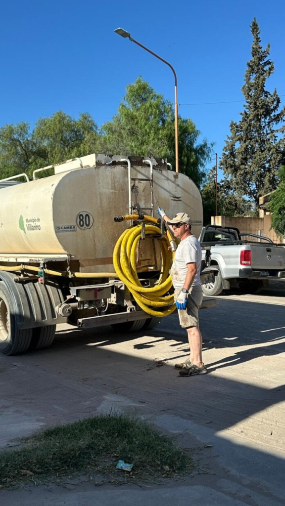 En plena ola de calor, vecinos de Médanos, ciudad cabecera del partido de Villa Marino, marchan a las oficinas de ABSA, tras estar tres días sin agua.