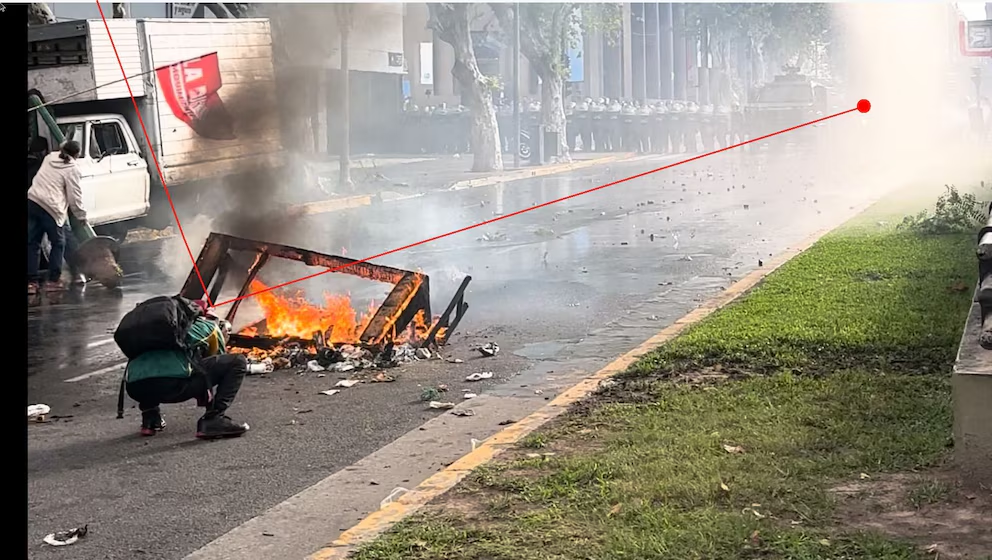 La Justicia dictó el procesamiento sin prisión preventiva del cabo primero de Gendarmería, Héctor Jesús Guerrero, quien disparó e hirió de muerte al fotógrafo Pablo Grillo. 