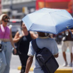Ola de calor extremo en el AMBA: las máximas podrían alcanzar los 39° para año nuevo El Servicio Meteorológico Nacional (SMN) advirtió una nueva ola de calor que azotará el AMBA durante lo que queda del año, con temperaturas máximas que podrían alcanzar los 39°.