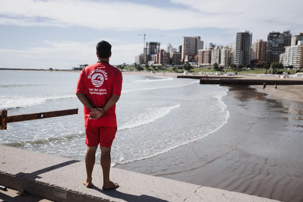 Guardavidas de Mar del Plata encabezaron una marcha para exigir un aumento salarial, tras denunciar desfasaje con los sueldos de quienes trabajan bajo la órbita municipal.