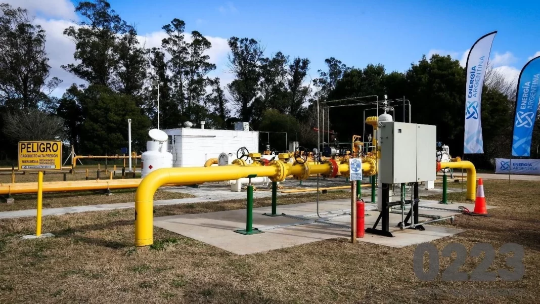Axel Kicillof aprobó una transferencia millonaria a la empresa bonaerense BAGSA para que avance con obras claves de conexión de gas natural en el interior.