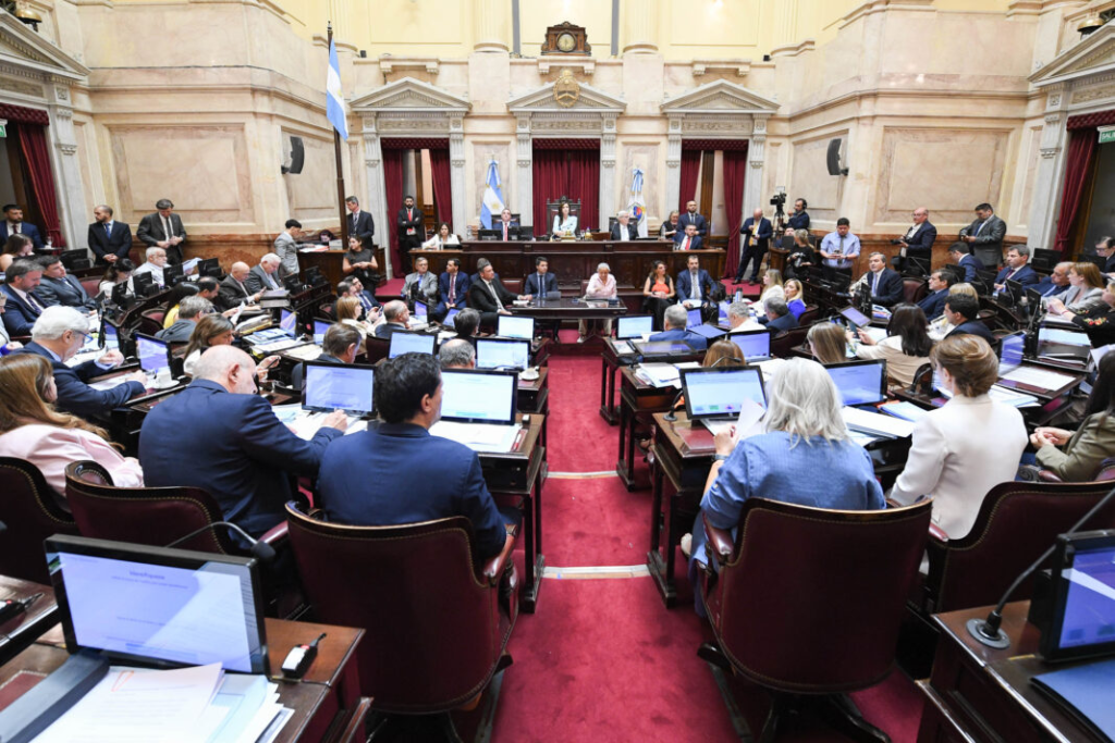 Con amplio apoyo de la oposición dialoguista, el oficialismo logró sancionar el Presupuesto 2026. La votación del capitulo II, que elimina los pisos de inversión en ciencia y educación, tuvo 42 votos a favor.