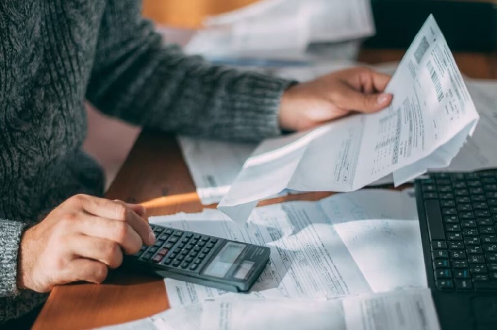 El mes de enero comienza con una nueva ronda de aumentos en servicios esenciales que impactarán de lleno en el costo de vida