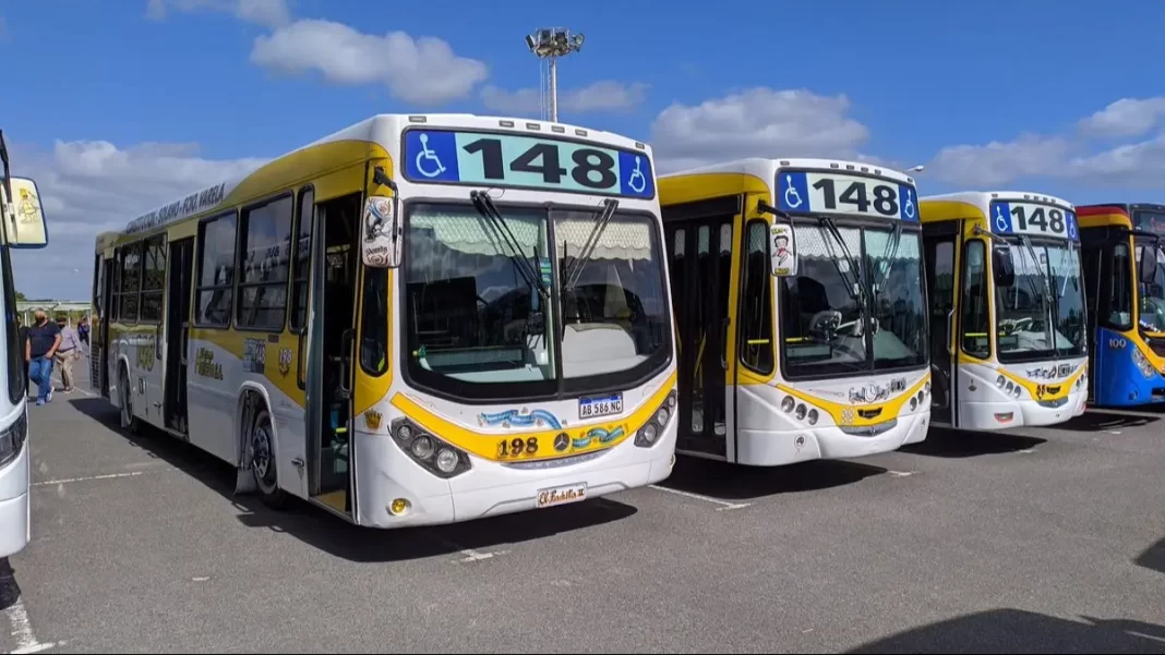 Tras recibir un pago parcial de sus salarios, los choferes de la línea 148 del grupo El Nuevo Halcón reafirmaron el paro de colectivos hasta percibir los viáticos y el aguinaldo.