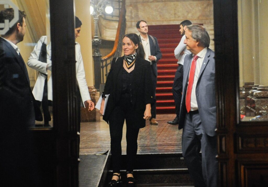 El decreto que llevará la firma de Milei está siendo elaborado por la secretaria de Legal y Técnica, María Ibarzábal Murphy.