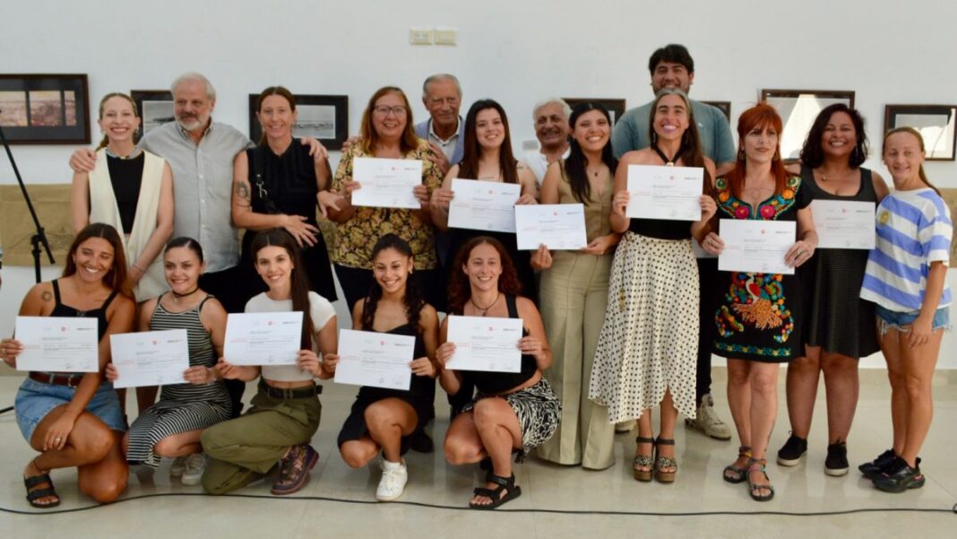 El intendente del partido de La Costa, Juan de Jesús, participó de la jornada de entrega de diplomas para egresados de la UNA.