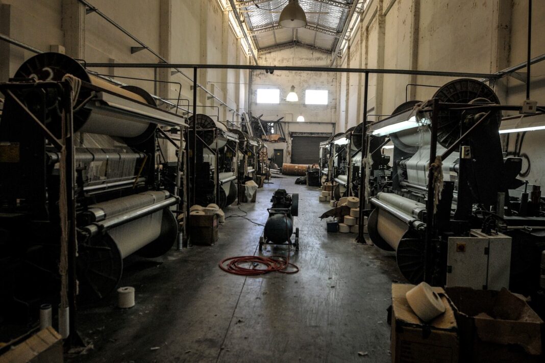 Un informe de la Fundación ProTejer dio cuenta de la profunda crisis que atraviesa la industria textil como consecuencia de la baja de consumo y la apertura de importaciones.