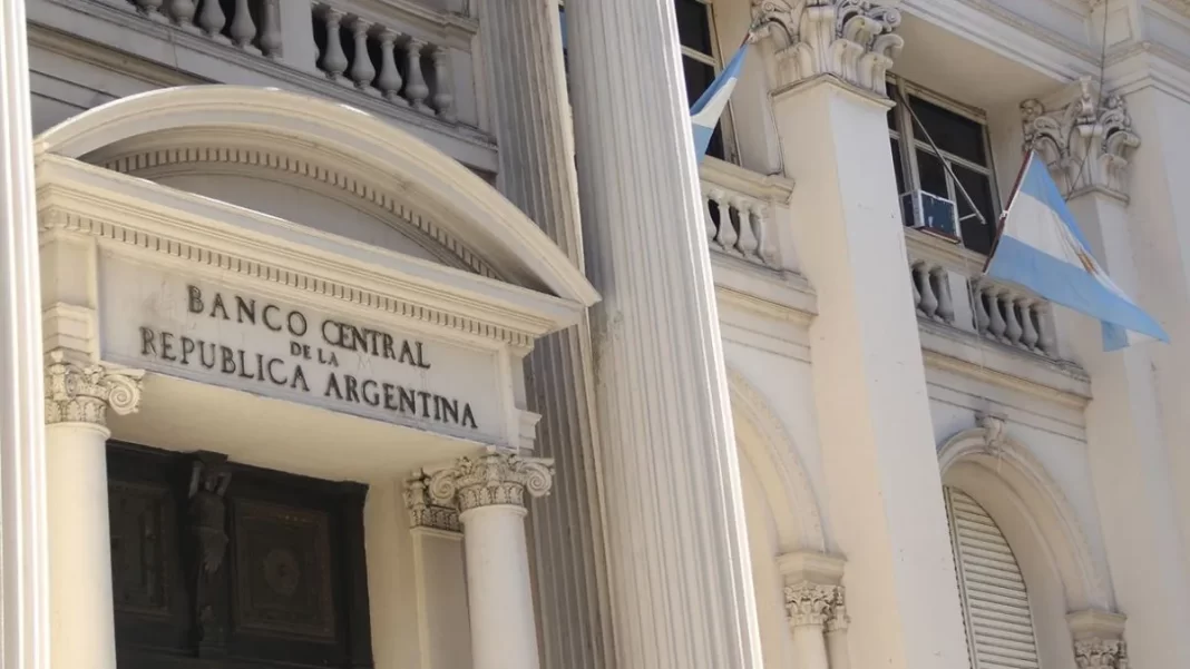El Banco Central inicia una nueva etapa del plan económico con control monetario, compra de divisas y bandas cambiarias ajustadas por inflación.