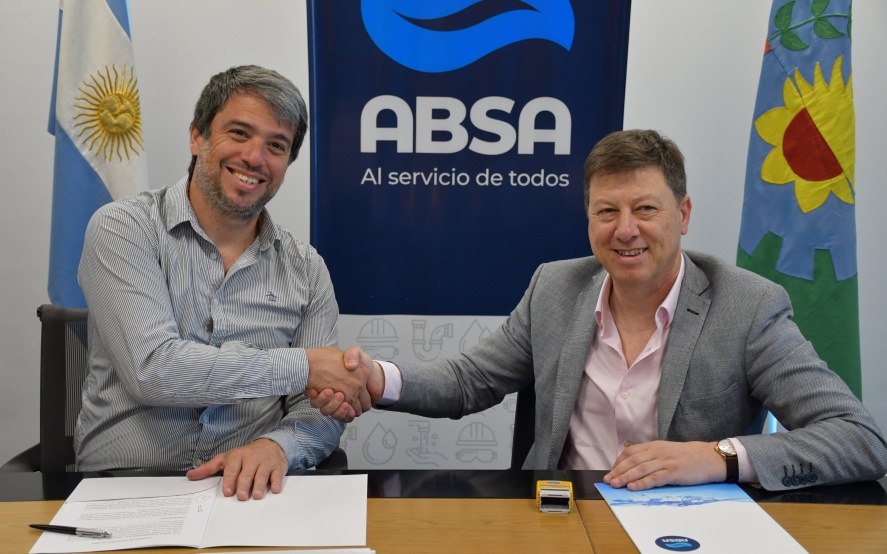 En medio de la crisis del servicio de agua, el titular de ABSA, Hugo Obed y el intendente de Villarino, Carlos Bevilacqua firmaron un convenio por obras hídricas en Medanos.