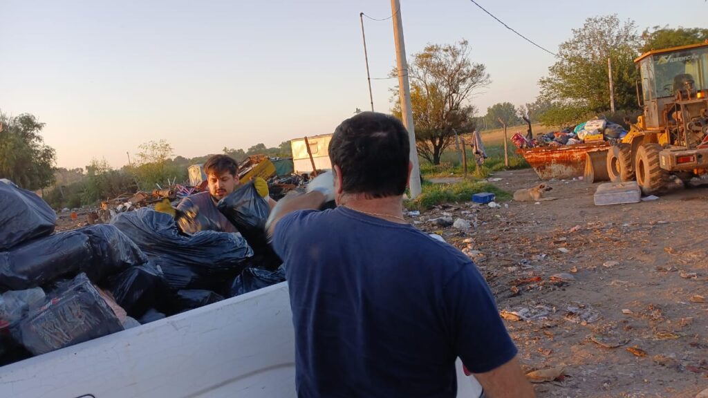 9 de Julio: funcionarios, empleados municipales y personal de distintas secretarías, direcciones y subsecretarías salieron a recolectar la basura para mitigar los efectos del paro de municipales.