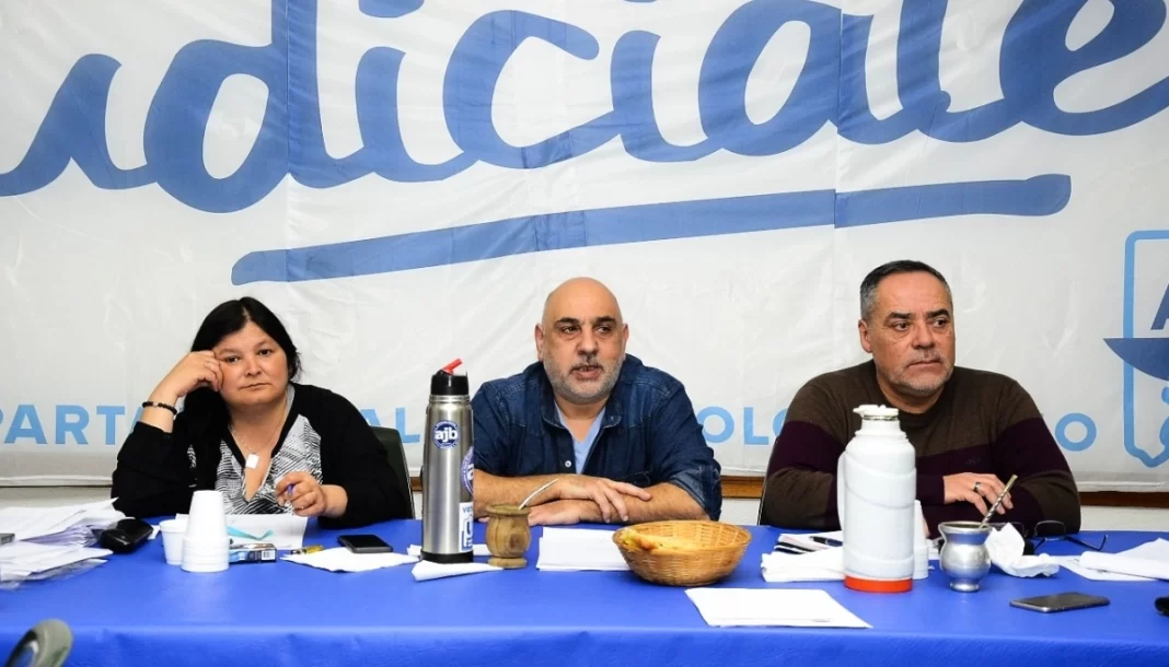 La AJB exige definiciones en causas por violencia laboral y de género, que siguen abiertas en el Poder Judicial de la provincia de Buenos Aires.