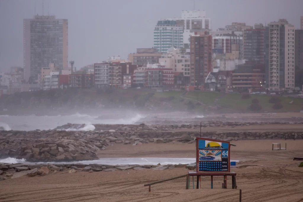 Mar del Plata recibe el primer fin de semana del año con bajas temperaturas y una alerta amarilla por fuertes ráfagas y vientos.