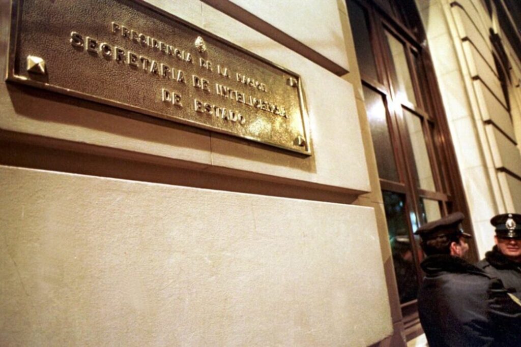 El presidente Javier Milei reformó la Ley de Inteligencia, centralizó la conducción en la SIDE y creó nuevos organismos dentro del sistema estatal.