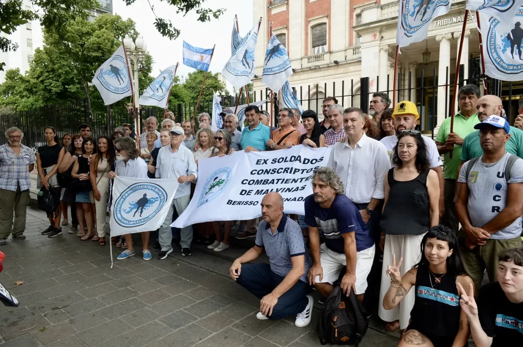 Ex combatientes de Malvinas de La Plata volvieron a intimar al presidente Javier Milei por asegurar que las Islas serán argentinas “cuando los isleños lo deseen”.