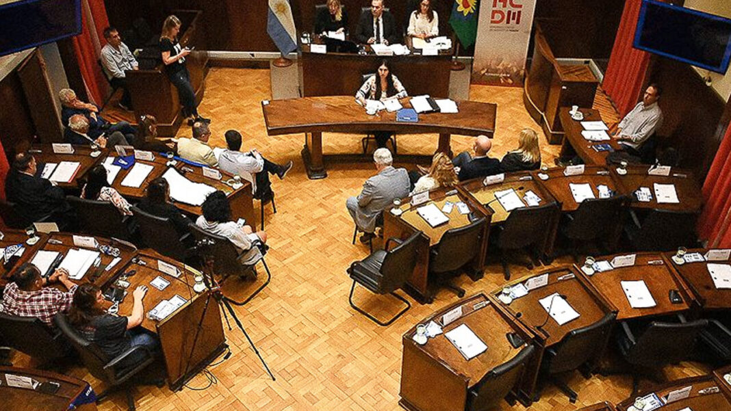 En Morón, la concejala Alejandra Liquitay permitió que haya sesión para aprobar la Ordenanza Fiscal Impositiva, lo que generó el enojo de libertarios.