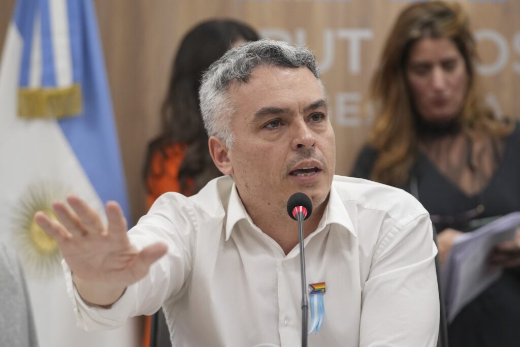 Diputados presentaron una acción de amparo para que la Justicia declare la inconstitucionalidad y la nulidad del DNU que amplia las facultades de la SIDE. 