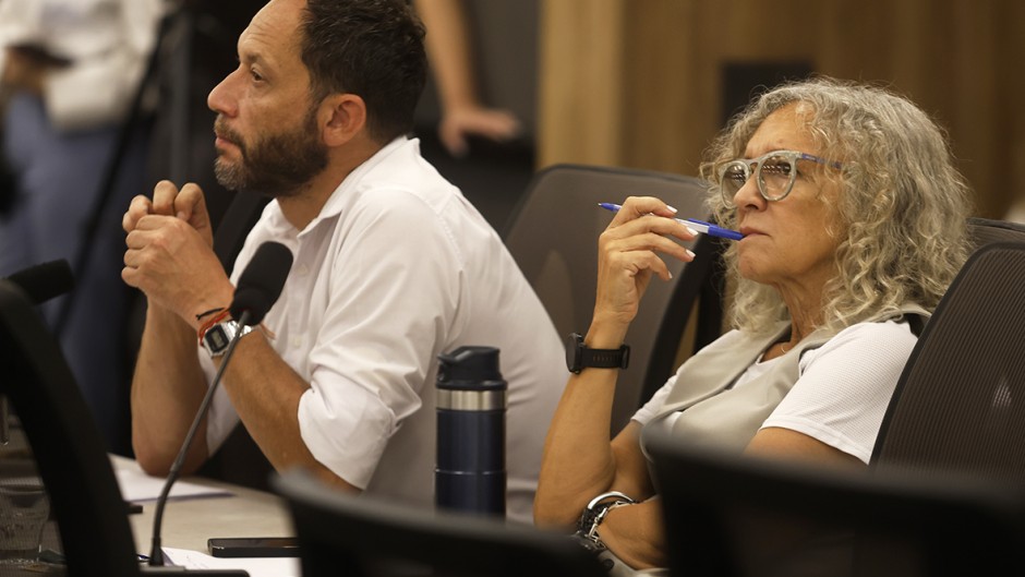 Diputados presentaron una acción de amparo para que la Justicia declare la inconstitucionalidad y la nulidad del DNU que amplia las facultades de la SIDE. 