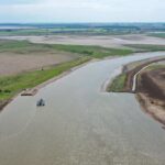 En qué consiste el tramo V de la obra del Río Salado anunciado por Kicillof El Ejecutivo bonaerense inició la licitación del último tramo del Plan Maestro del Río Salado. Dónde se realizarán las obras y en qué consistirán.