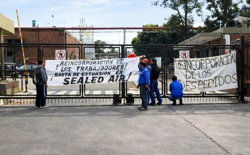 Los trabajadores de la petroquímica Sealed Air de Quilmes acudieron a medidas de fuerza y exigen la reincorporación de los trabajadores despedidos. 