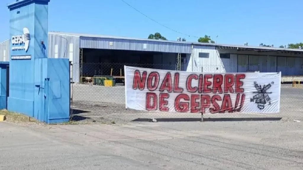 A pesar de los reclamos de los trabajadores de GEPSA, las autoridades de la empresa ratificaron el cierre de su planta en Pilar y anunciaron que pagarán sus deudas con los empleados. 