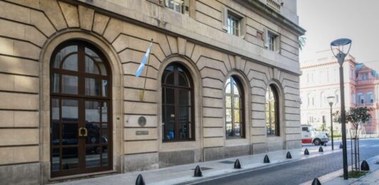 Un grupo de dirigentes políticos y exfuncionarios presentó una acción de amparo contra el DNU que introduce modificaciones en la SIDE.