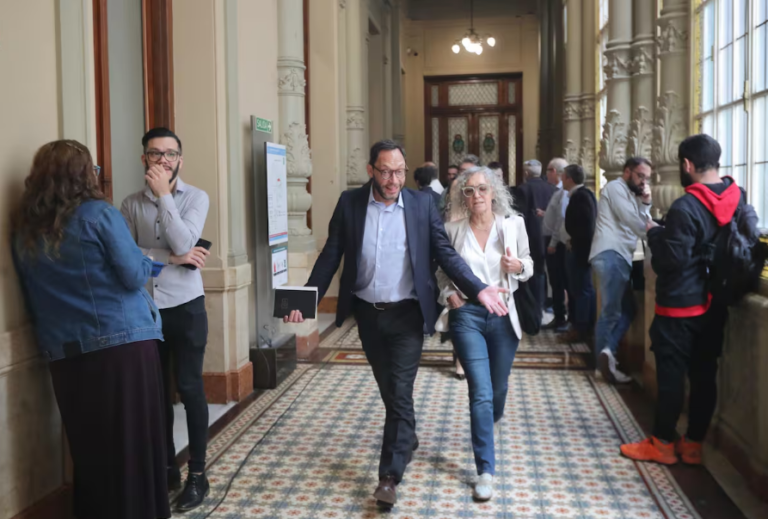 Al igual que los organismos de DDHH, los diputados Maximiliano Ferraro y Mónica Frade acudirán a la Justicia para denunciar el DNU que amplía las facultades de la SIDE. 