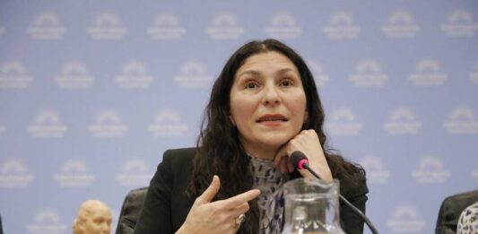 La senadora bonaerense de Unión por la Patria, Mónica Macha, presentó un proyecto de repudio contra el DNU que modifica la Ley de inteligencia y amplia facultades de la SIDE.