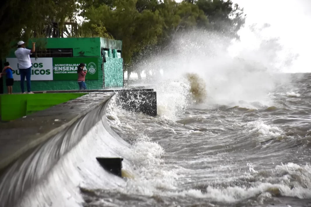 El Servicio de Hidrografía Naval emitió una alerta por una crecida en el Rio de La Plata, donde el nivel del agua podría alcanzar hasta los casi 3 metros. Todos los detalles.