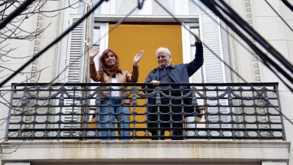 Actualmente, las visitas a Cristina Kirchner no pueden exceder las dos horas ni superar el límite de tres personas concurrentes en cada ocasión.