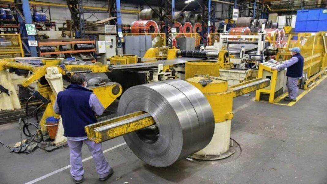 En noviembre de 2025, la actividad industrial se desplomó 0,6% en relación con octubre, mientras que la caída interanual fue de 8,7%.