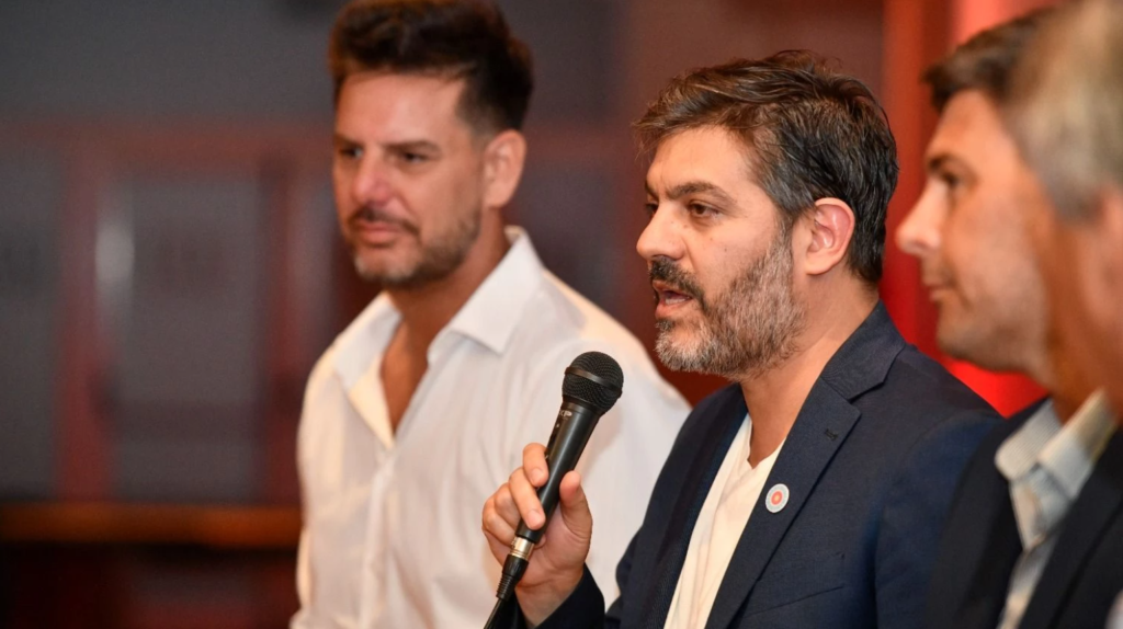 El ministro de Gobierno bonaerense, Carlos Bianco, y el presidente del Instituto de Lotería y Casinos, Gonzalo Atanasof, inauguraron la temporada de verano.