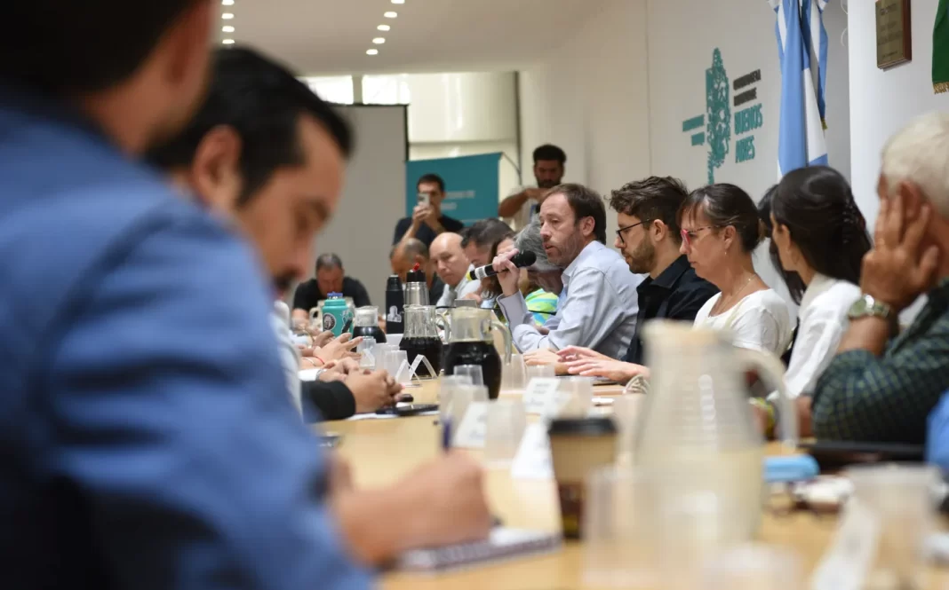 La Provincia de Buenos Aires convocó a estatales, docentes y judiciales para reabrir paritarias, tras una serie de reclamos salariales.