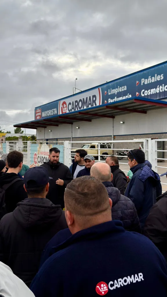 Conflicto por despidos en Caromar: la sucursal de Mar del Plata, un grupo de quince trabajadores presiona por el pago de sueldos e indemnizaciones los dueños de la empresa.