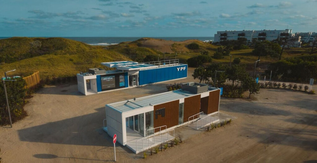 Así es la nueva estación de servicio móvil de YPF, que cuenta con dos surtidores de combustible premium y un FULL autónomo.