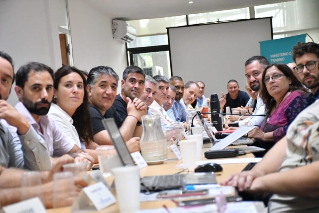 Kicillof convocó a los gremios de docentes, judiciales y estatales bonaerenses a la primera reunión paritaria de 2026.